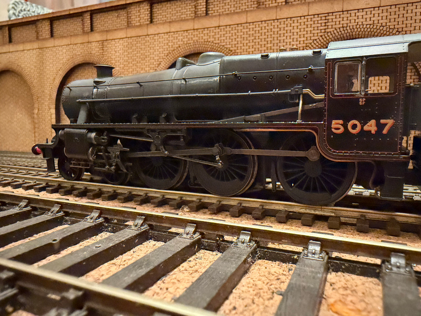 Hornby R30274 (OO) London Midland & Scottish Railway 5P-5F ‘Black Five’ No.5047 in Weathered LMS Lined Black (Shed Code 5A, Crewe North). DCC Ready 