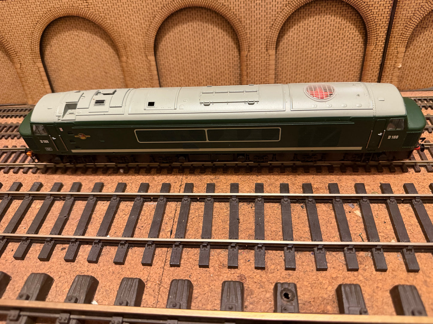Bachmann 32-702DC (OO) British Railways, Sulzer / Brush Type 4 [Class 46] ‘Peak’ D188 in BR Green with small yellow ends. DCC Fitted 