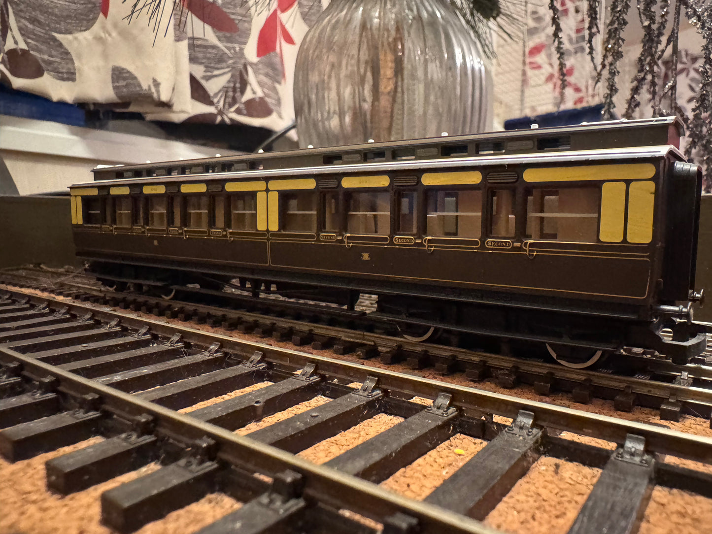 Hornby R.122 (OO) Great Western Railway ‘Dean’ Clerestory Composite Coach, in GWR 1880 - 1908 Chocolate & Cream with Gold Lining 