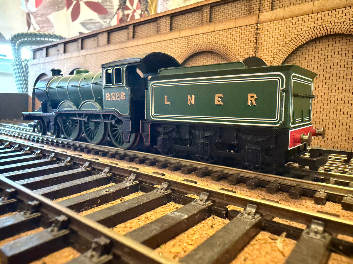 Hornby R1122 (OO) Ex GER, B12/3 No.8528 in London North Eastern Railway Apple Green 
