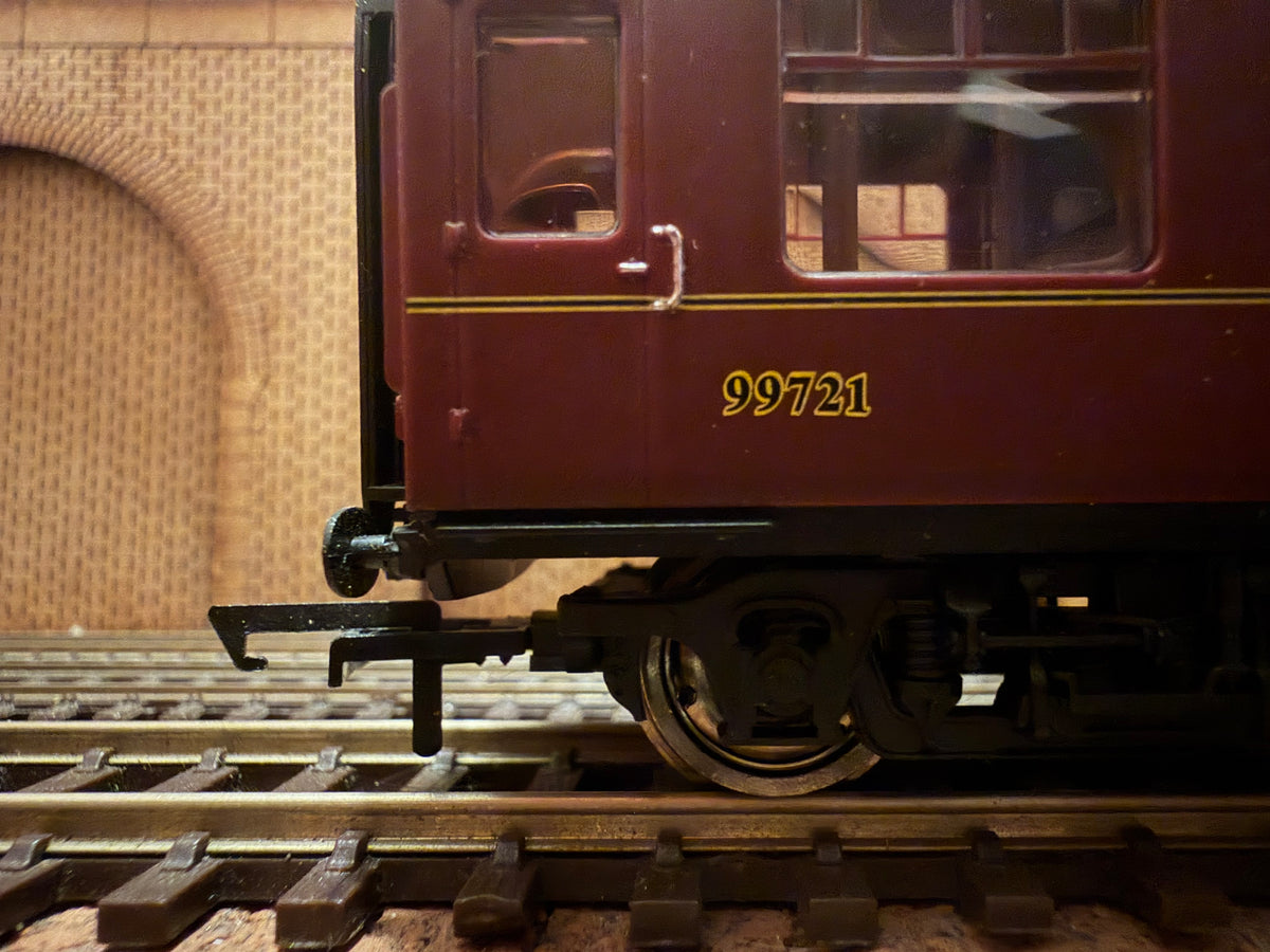 Hornby Harry Potter R4934A (OO) Ex British Railways MK1 Corridor Composite No.99721 in Hogwarts Railways Livery 