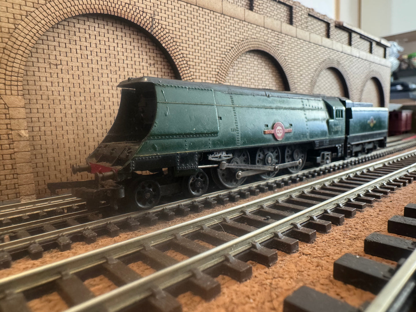 Tri-ang T.93 / T.94 (TT) Ex SR, Un-rebuilt Merchant Navy No.35028 “Clan Line” in British Railways Lined Passenger Green 