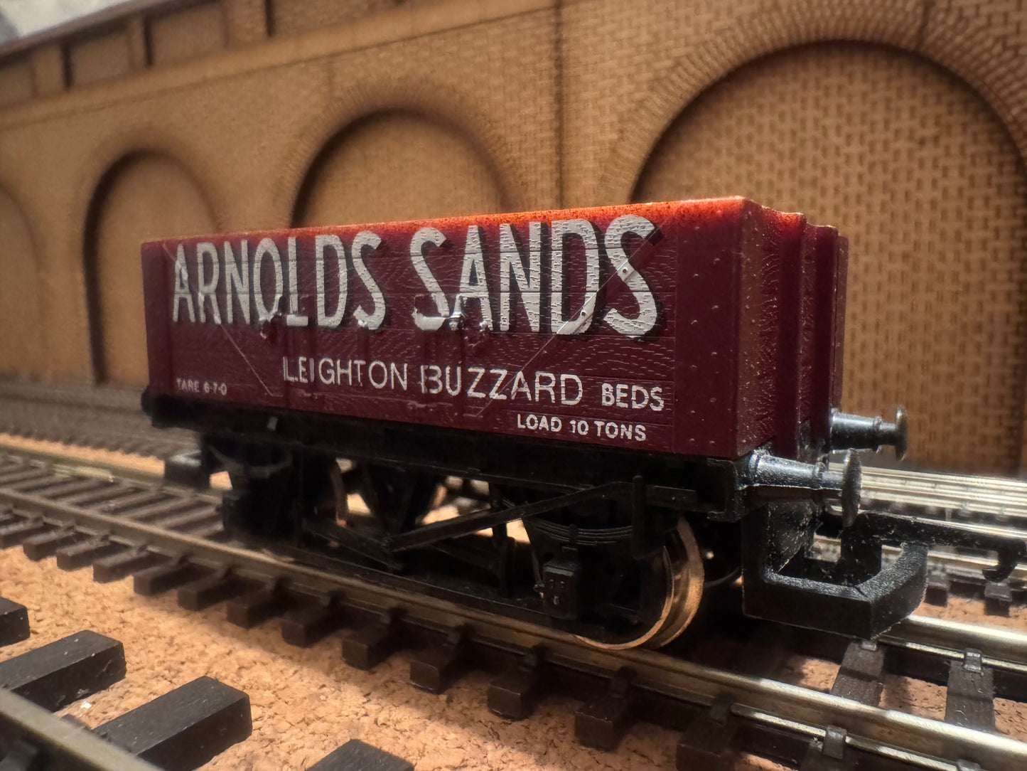 Hornby R.717 (OO) Arnolds Sands of Leighton Buzzard Five Plank Wagon.