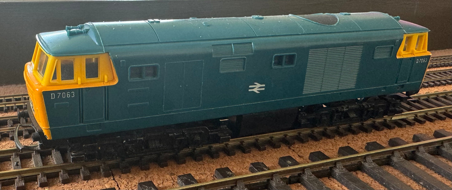 Hornby (OO) British Railways, Bayer Peacock Type 3 “Hymek” (Class 35) No.D7063 in Pre TOPS BR Corporate Blue.