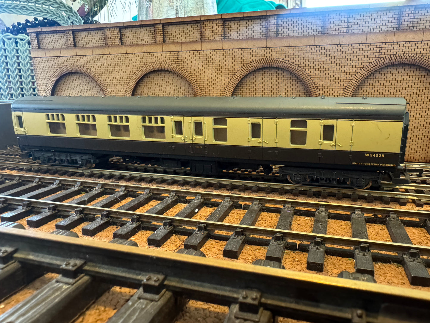 Lima L305333 (OO) British Railways MK1 Brake Second Corridor No.W24528 in BR Western Region Chocolate & Cream 