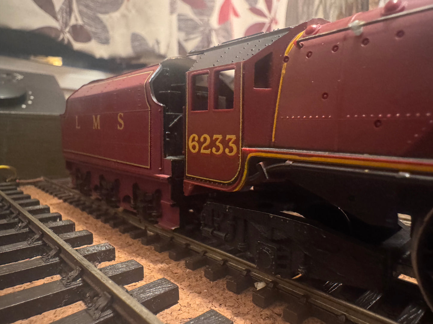 Hornby R.066 (OO) London Midland & Scottish Railway, 8P ‘Princess Coronation’ No.6233 “Duchess of Sutherland” in LMS Crimson Lake.