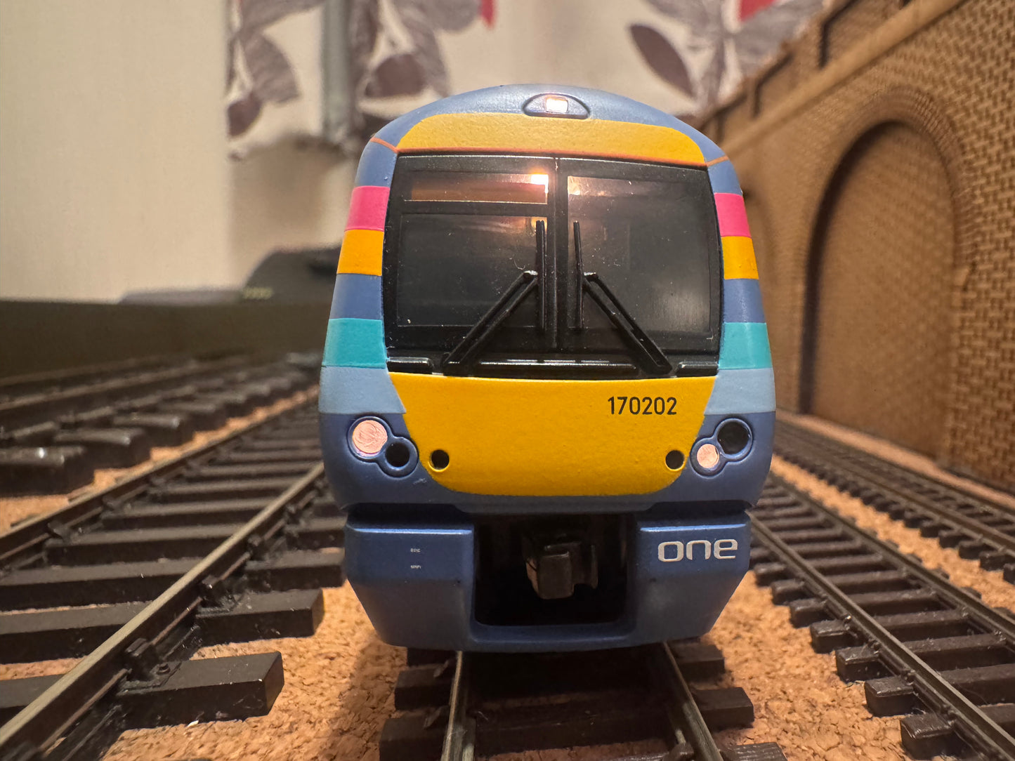 Bachmann 32-464 (OO) Adtranz / Bombardier Three Car Class 170 ‘Turbostar’ No.170202 in National Express’s ‘One Anglia’ livery.