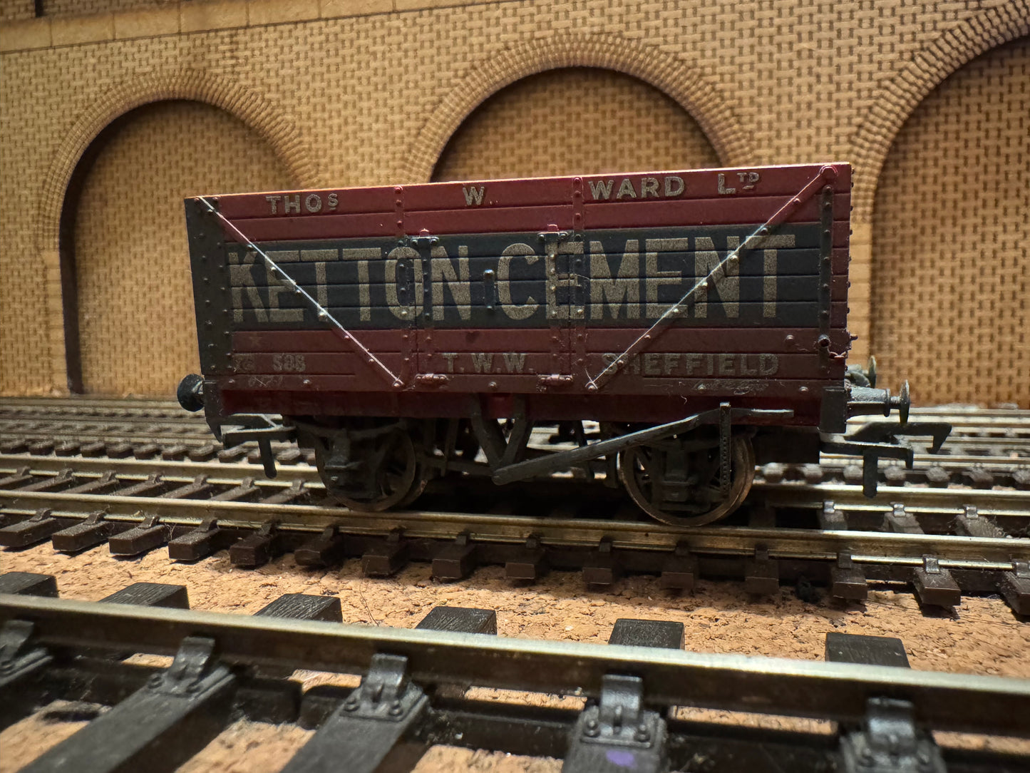 Bachmann 37-134A (OO) Heavily Weathered Ketton Cement Eight Plank Open Wagon No.588