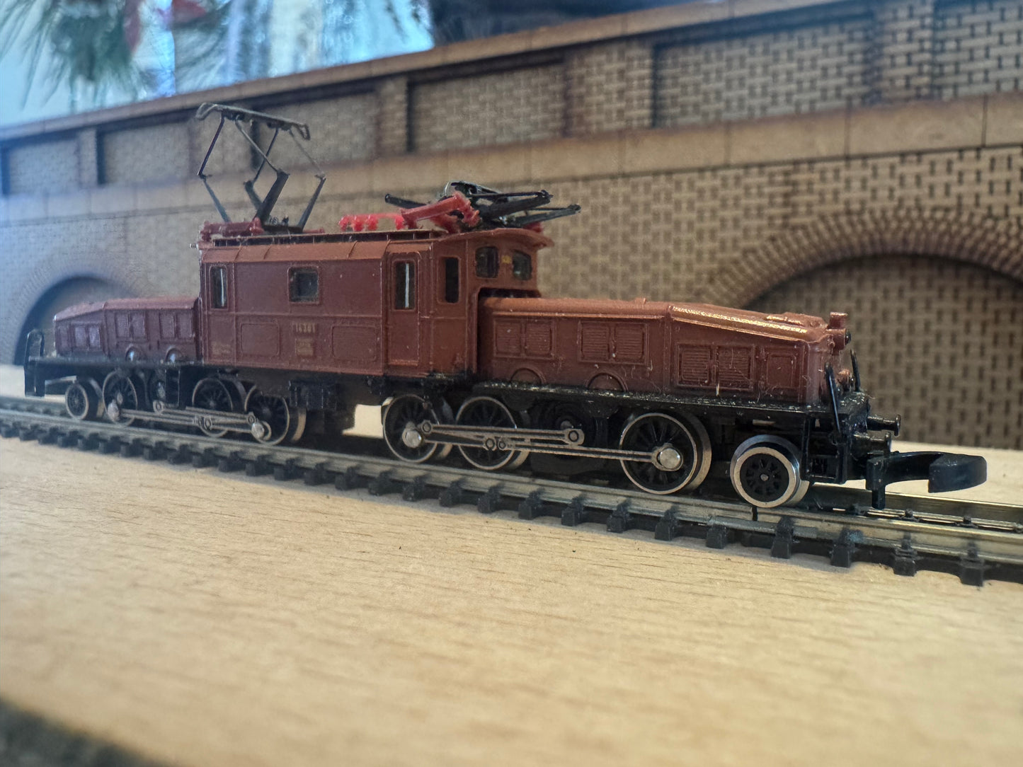 Marklin Mini Club 8852 (Z Gauge) Schweizerische Bundesbahnen, Ce 6/8 III No.14301 in SBB Livery.