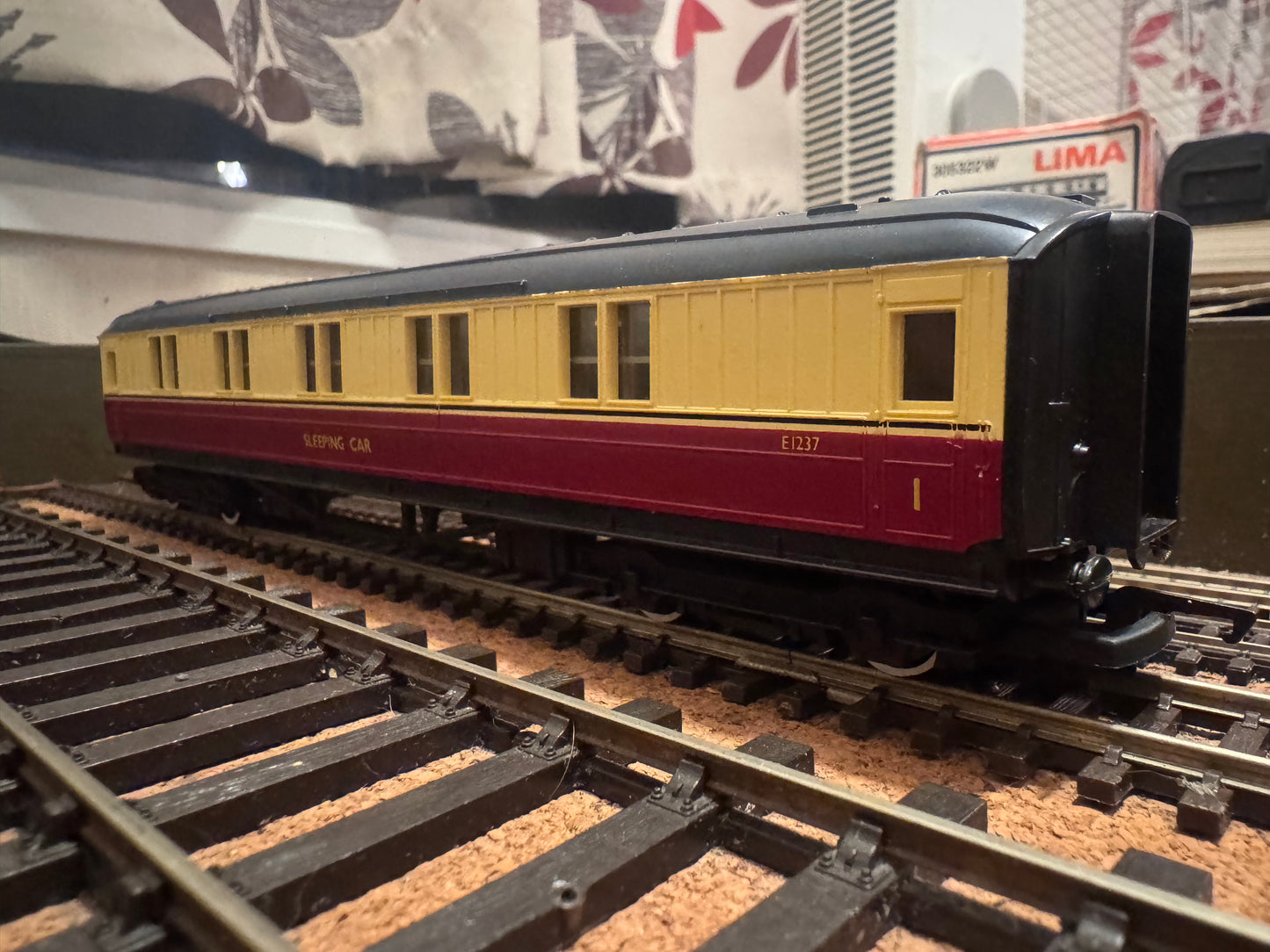 Hornby R419A (OO) Ex LNER ‘Gresley’ First Class Sleeping Car No.E1237 in British Railways Blood & Custard Livery 