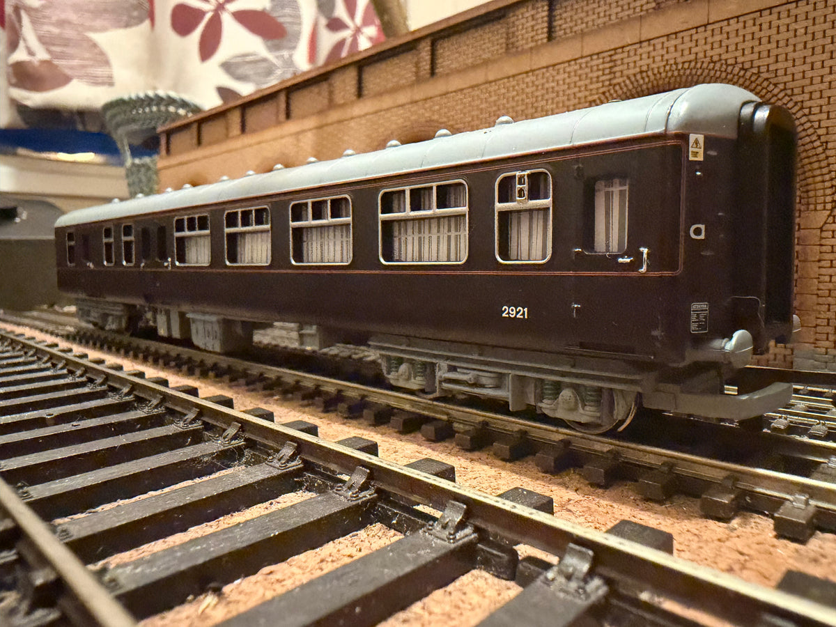 Hornby R2370 (OO) Ex British Rail, Mk2B Brake First Corridor, Royal Household Couchette / Support Coach No.2921 in EWS / DB Cargo Royal Rail Dark Claret 