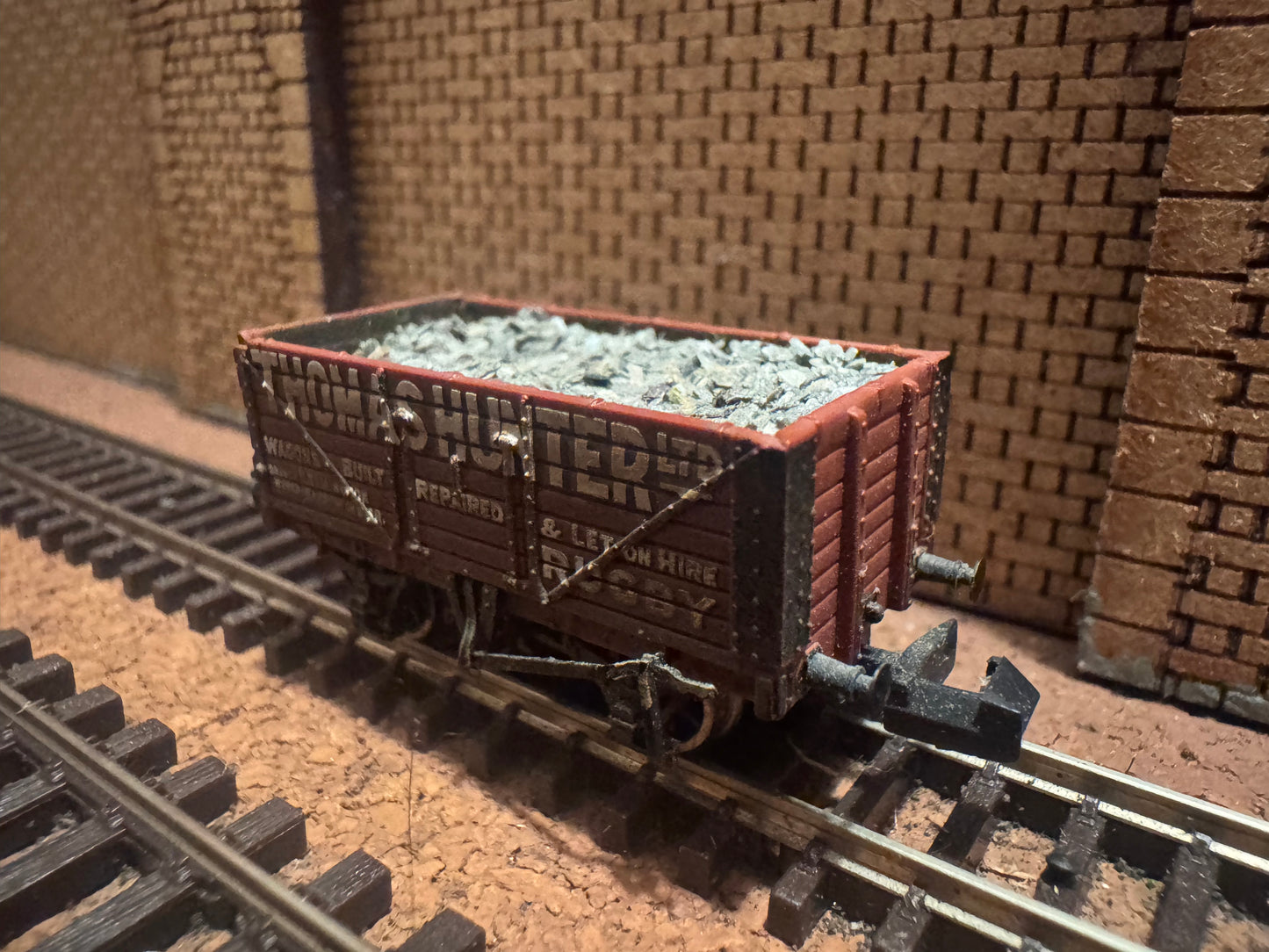 Graham Farish 377-2009K (N Gauge) Thomas Hunter Ltd Severn Plank Open Wagon. Weathered and with Load 