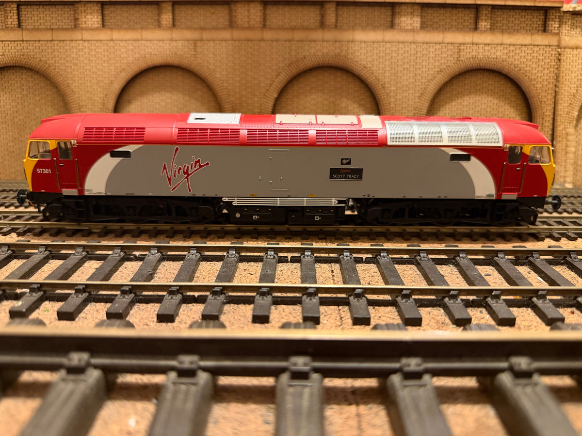 Bachmann 32-751 (OO) Brush Traction / Virgin Trains Class 57/3 No.57301 “Scott Tracey” in Virgin Trains Livery and Pre Dellner Coupling Condition. DCC Ready