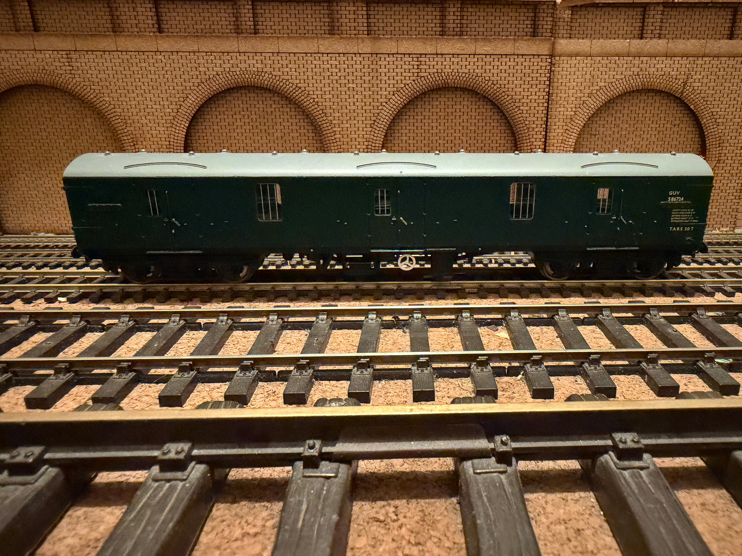 Bachmann 39-273 (OO) British Railways, MK1 General Use Vehicle No.S86724 in BR Southern Region Green. 