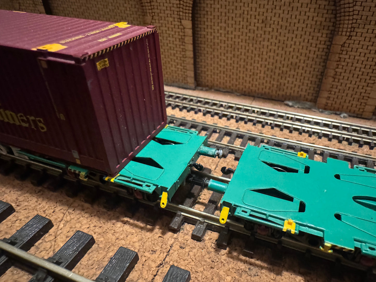 Bachmann 37-300 (OO) Intermodal Bogie Wagon Twin pack with 45ft Swap-body Containers in ECS livery. 