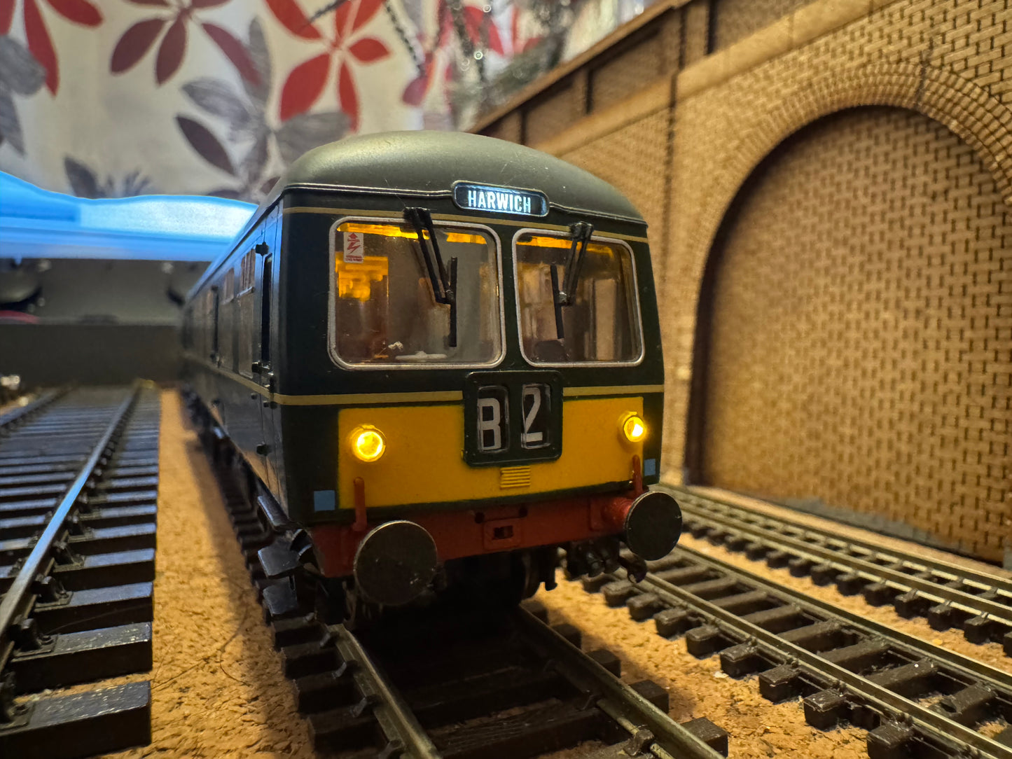 Bachmann 31-327 (OO) British Railways / Cravens Ltd, Diesel Multiple Unit [Class 105] Power & Trailer Car in BR Green with half yellow ends. DCC Fitted 