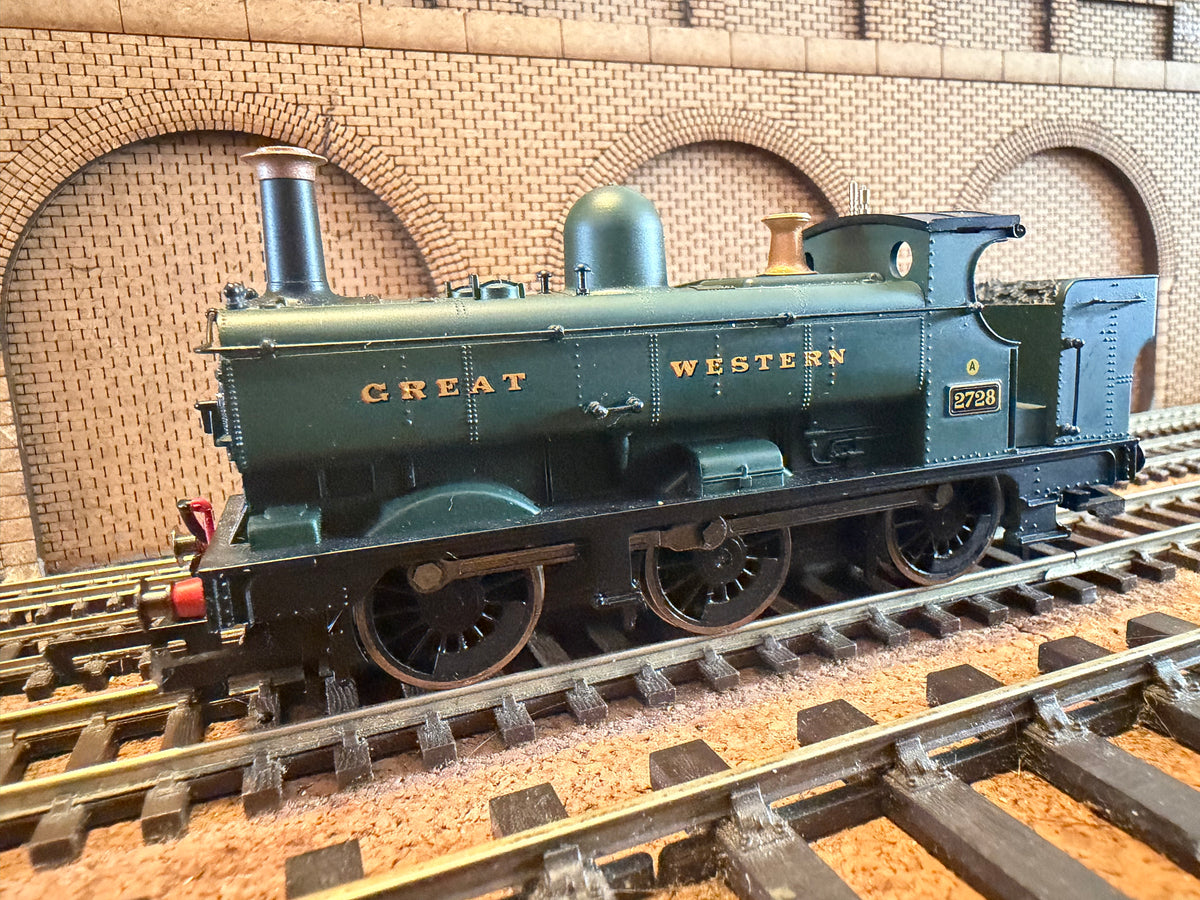 Hornby R2534A (OO) Great Western Railway 2721 Pannier Tank No.2748 in GWR unlined Brunswick Green. 