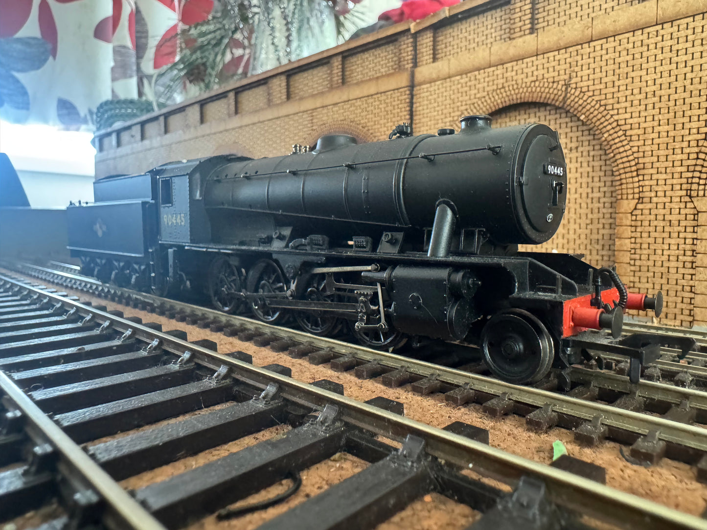 Bachmann 32-252 (OO) EX WD Austerity 2-8-0 No.90445 in British Railways Unlined Black. (Shed Code 50A, York Depot)