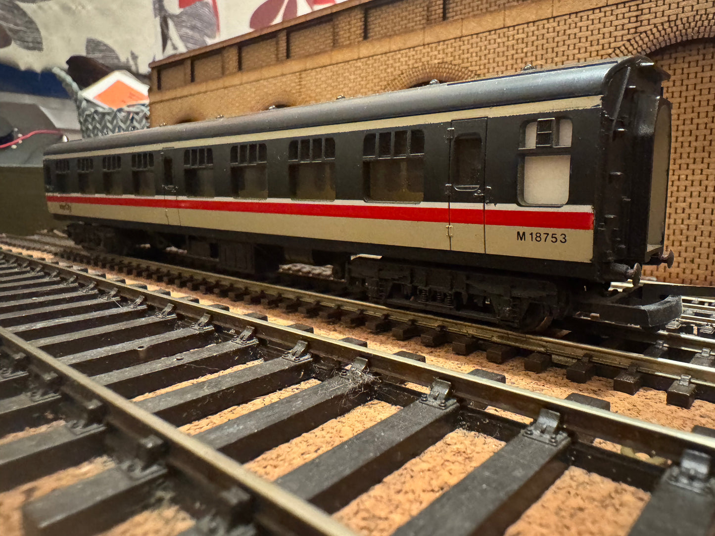 Lima L305326 (OO) British Railways MK1 Corridor Third No.M18753 in British Rail Intercity Executive Livery 