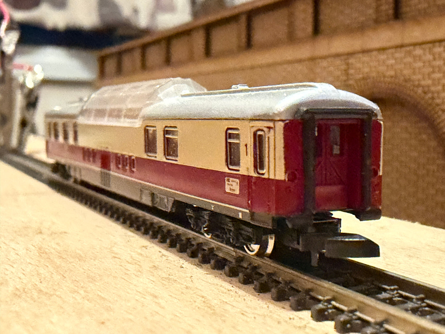 Marklin Mini Club 3738 (Z) Deutsche Bahn Tee First Class Top Deck observation car No.61 80 81-80 005-3 in DB Red and Cream.