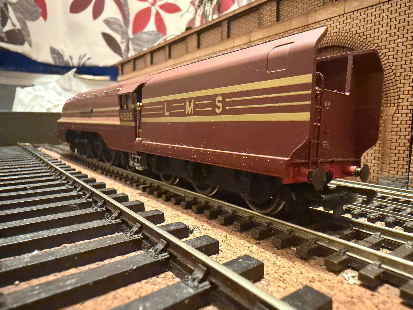 Hornby R2179 (OO) London Midland & Scottish Railway, Stanier 7P Streamlined ‘Princess Coronation’ No.6225 “Duchess of Gloucester” in LMS Crimson Lake & Gold Stripes