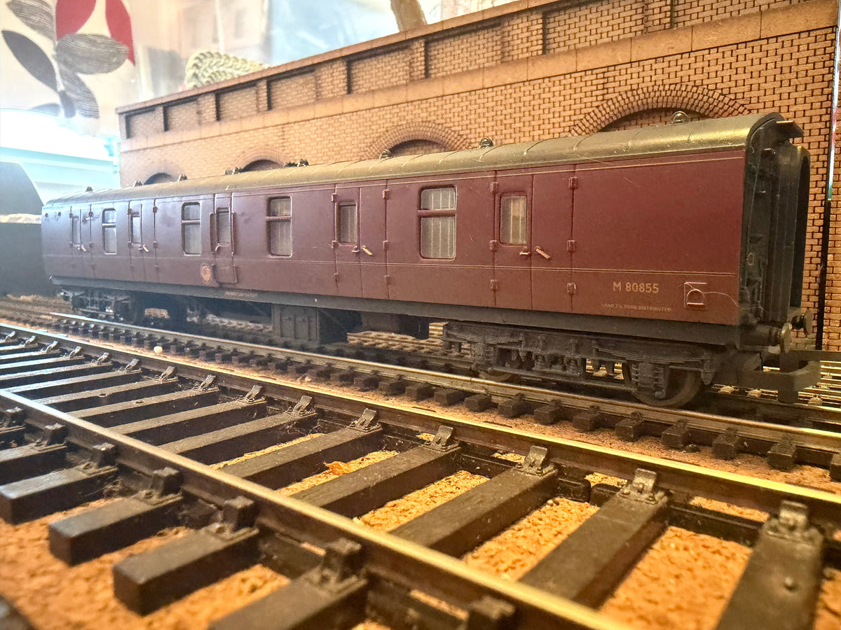 Hornby R4204A (OO) British Railways MK1 Brake Gangwayed Full Brake M80855 In Weathered BR Lined Maroon 