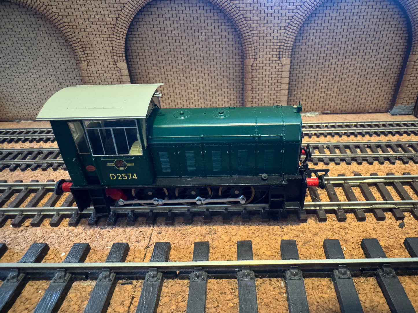 Heljan 2500 (OO) British Railways, Hunslet 200HP 0-6-0DM [Class 05] No.D2574 in BR Green. DCC Ready 