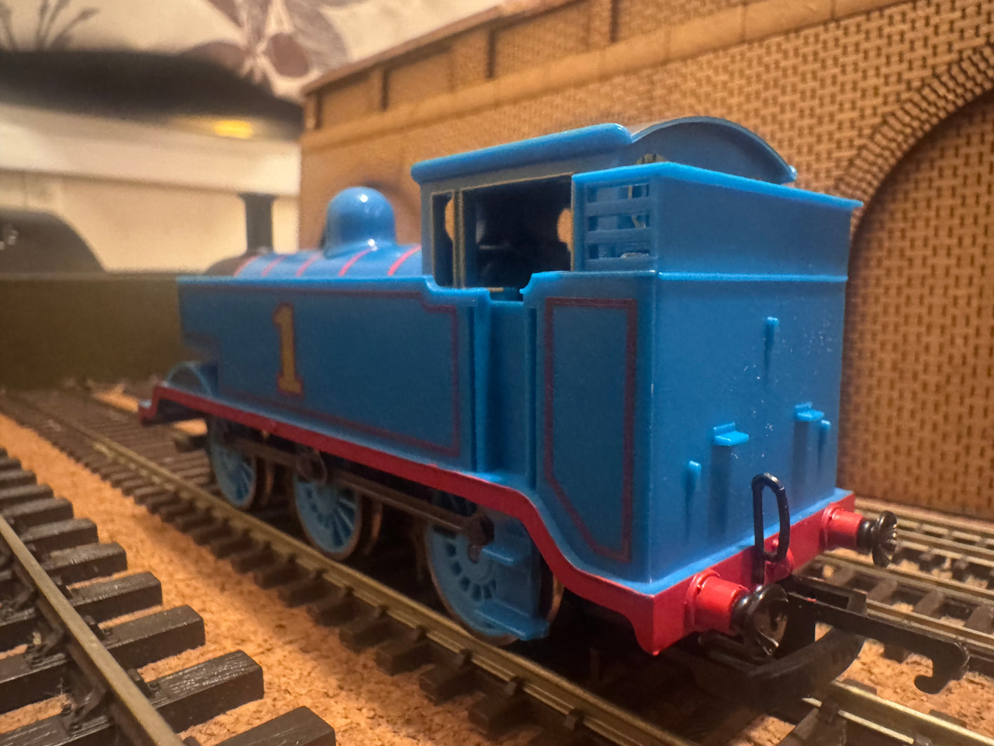 Hornby Thomas & Friends R9104 (OO) Ex LB&SCR E2 No.1 “Thomas” in North Western Railway Lined Blue 