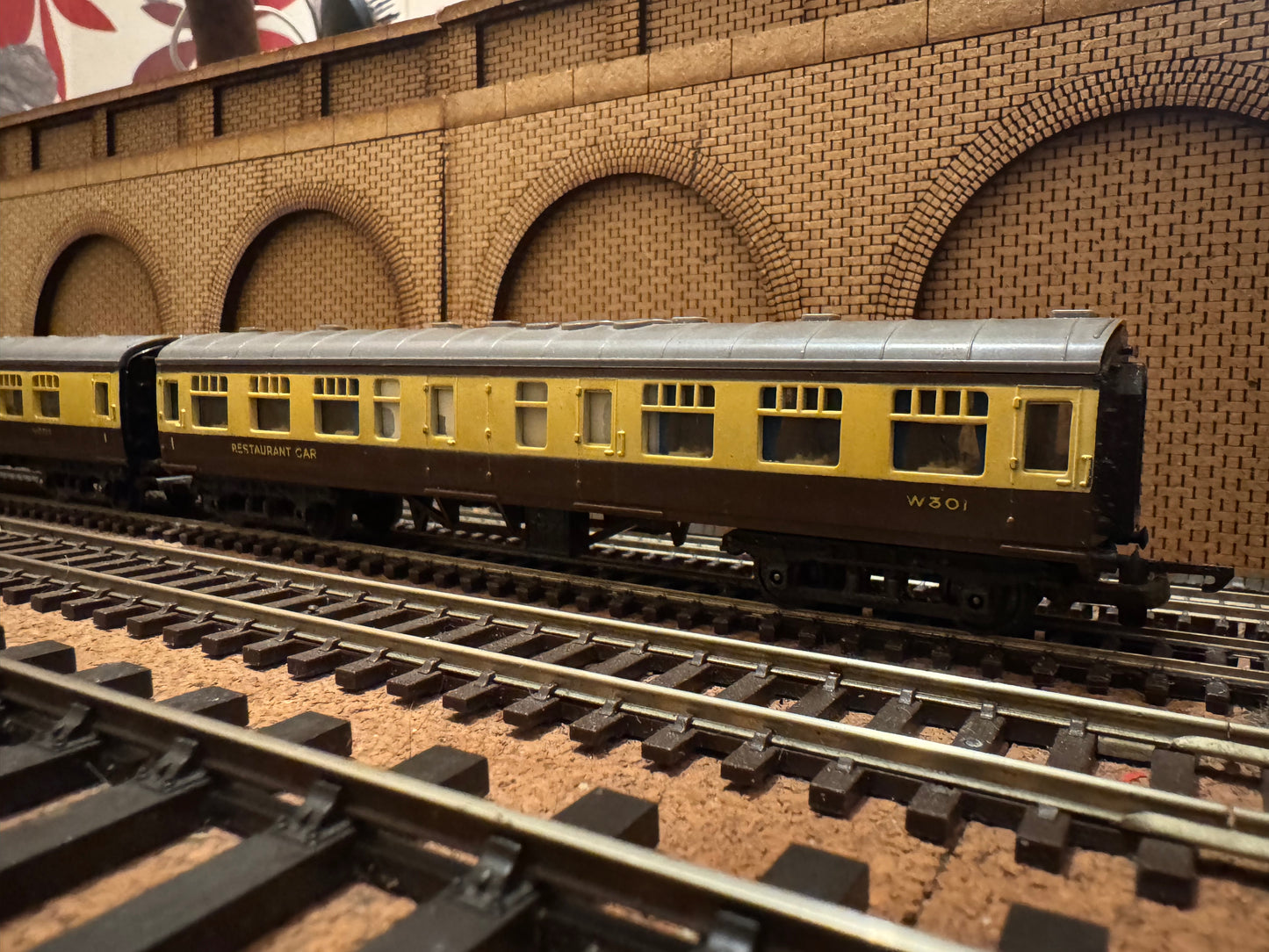 Tri-ang (TT) British Railways, Western Region MK1 Bundle in BR WR Chocolate and Cream.