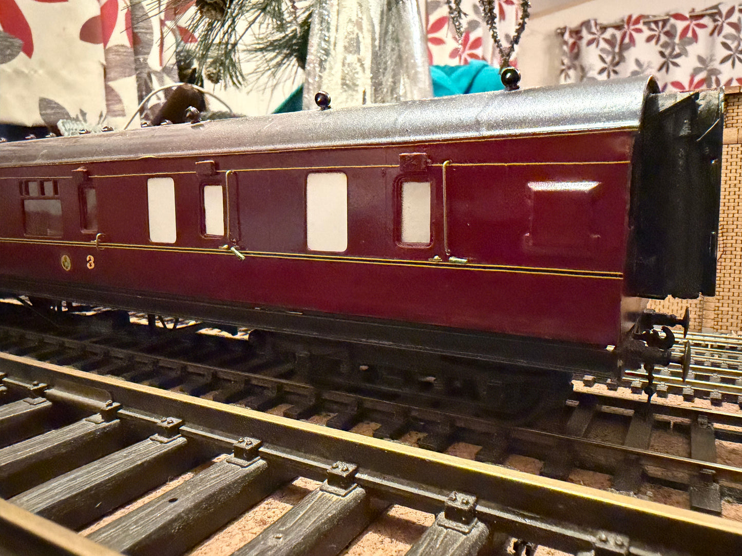 Exley (O Gauge) London Midland & Scottish Railway ‘Stanier’ Corridor Brake 3rd. No Number in LMS Crimson 
