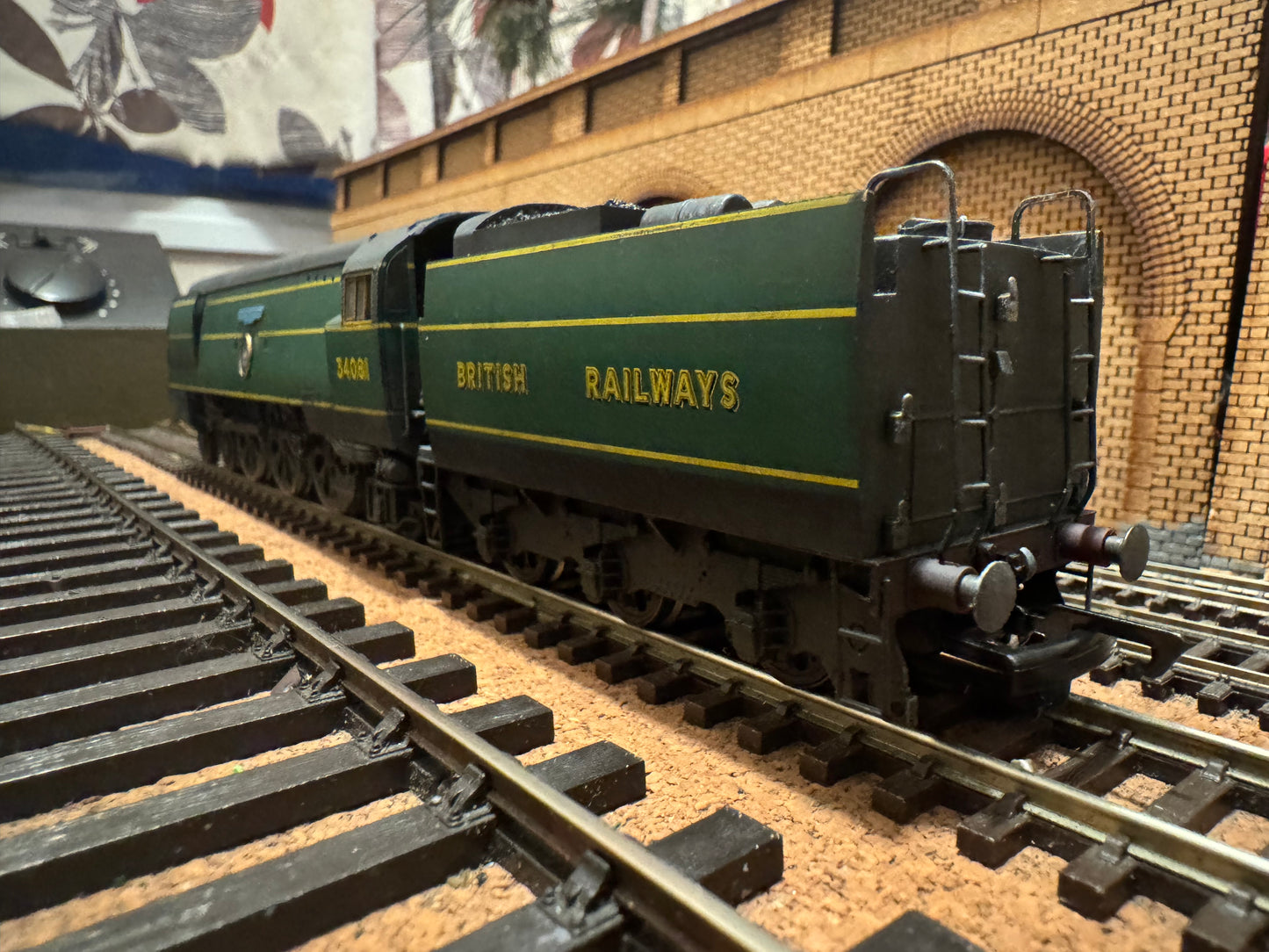 Hornby R2220 (OO) British Railways [SR] ‘Battle of Britain Class’ No.34081 “92 Squadron” In Weathered Southern Railway / BR Transitional Malachite Green. 