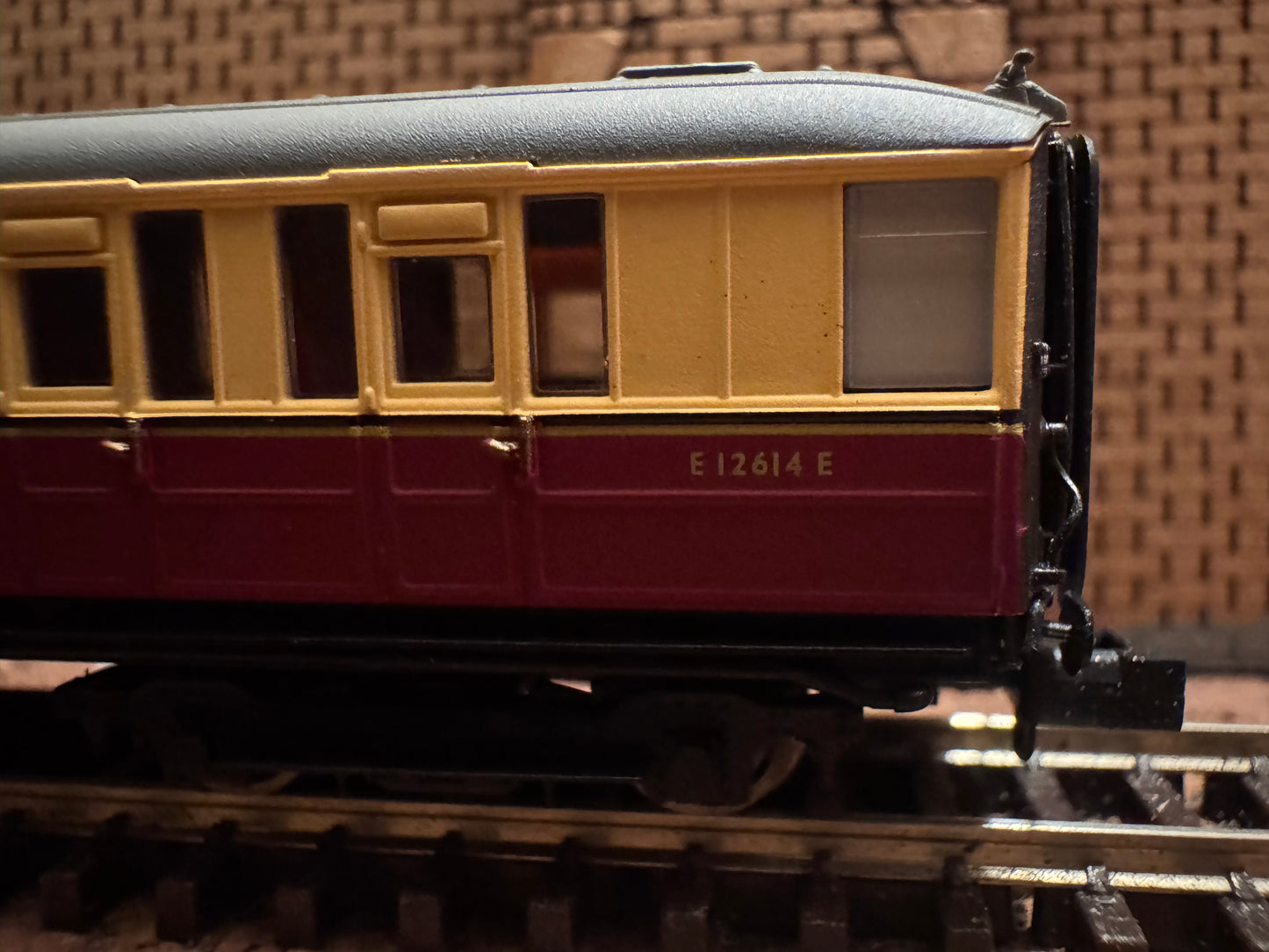Dapol NC-60D (N Gauge) Ex LNER ‘Gresley’ Corridor Second No.E12614E in British Railways Blood and Custard Livery 