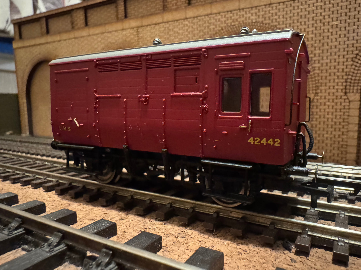 Hornby R6727A (OO) London Midland & Scottish Railway, Horse and Groom Box Wagon No.42442 in LMS Crimson 
