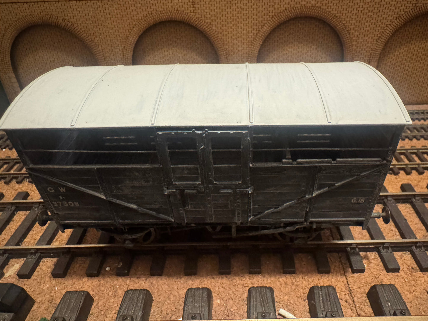 Slaters 7054 (O Gauge) Great Western Railway 8T Cattle Wagon No.37308 in weathered GWR Grey. 