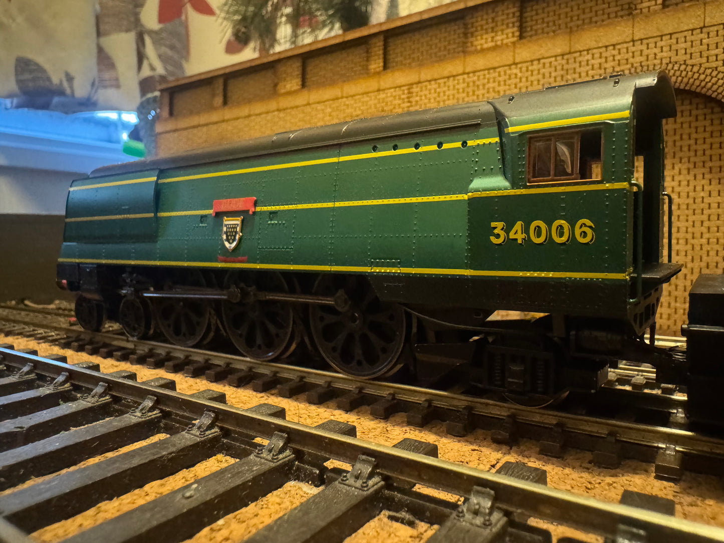 Hornby R2685 (OO) Ex SR ‘West Country’ No.34006 “Bude” with Ex LMS Tender in 1948 British Railways, Locomotive Exchange Trials, SR Green, BR Number and Black Tender. Special Edition No.1424 of 2008. DCC Ready. 
