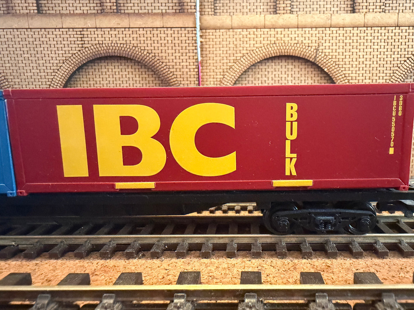 Hornby Railroad R6425 (OO) Ex British Rail Container Wagon with Containers. 