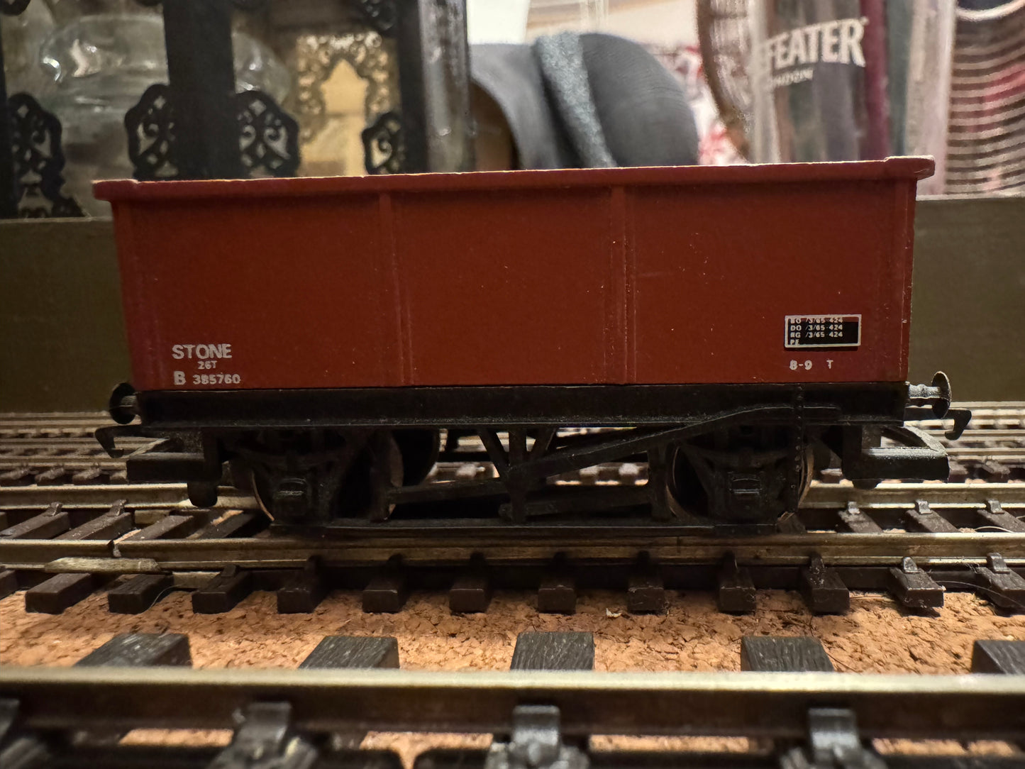 Hornby R.239 (OO) British Railways 26T Mineral Wagon (Stone) No.B388437 in BR Bauxite.