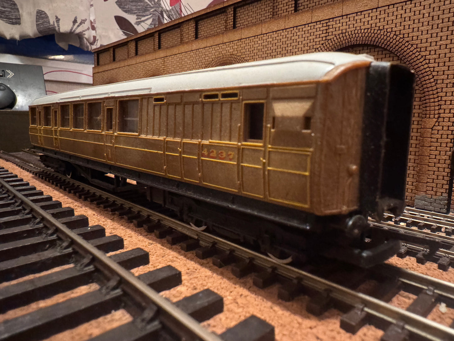 Hornby R4333 (OO) London North Eastern Railway ‘Gresley’ Brake Corridor Composite No.4237 