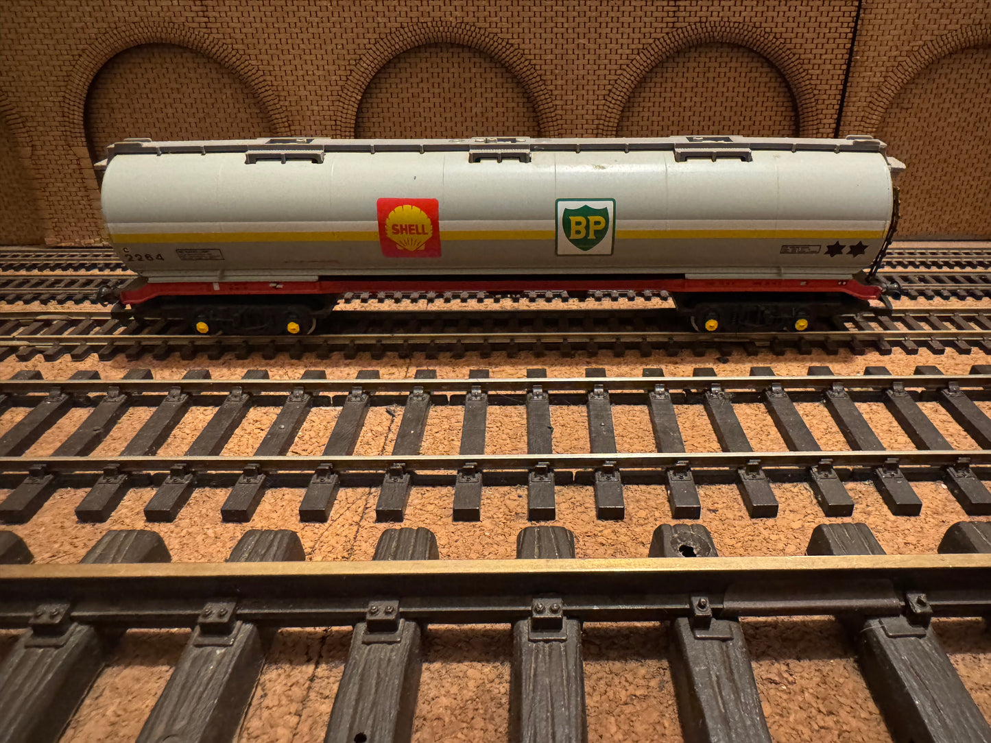 Hornby R.669 (OO) British Railway 100T TEA Tanker In Shell-BP livery 