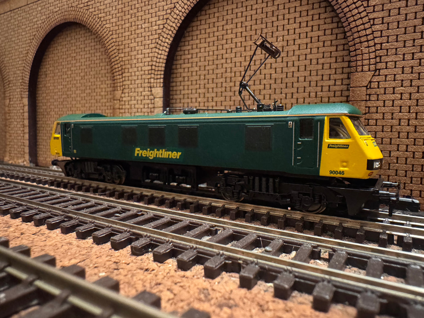Graham Farish 371-777 (N Gauge) Ex BR Class 90, No.90046 in Freightliner Green & Yellow. DCC Fitted.