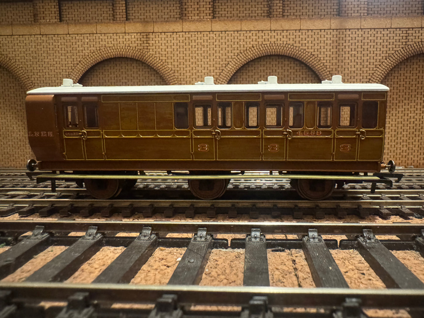Hornby R40083 (OO) London North Eastern Railway, Six Wheeled Brake Third Class Compartment Brake Coach No.4589 in LNER Varnished Teak. 