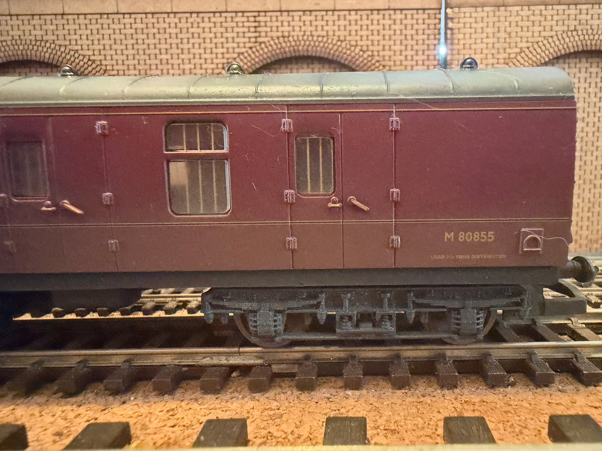 Hornby R4204A (OO) British Railways MK1 Brake Gangwayed Full Brake M80855 In Weathered BR Lined Maroon 