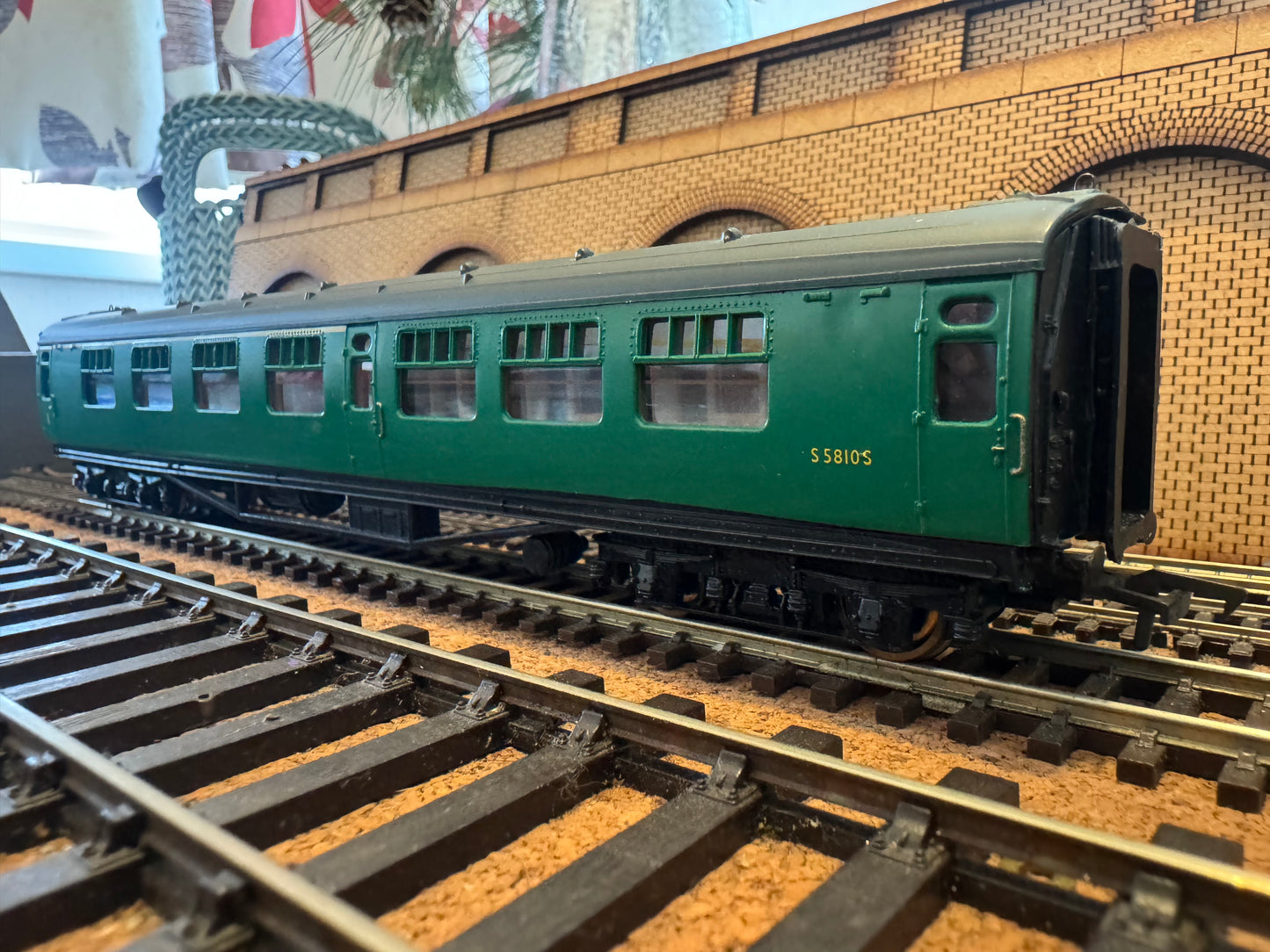 Bachmann 34-558B (OO) Ex SR, ‘Bulleid’ 63ft Corridor Composite No.S5810S in British Railways Southern Region Green 