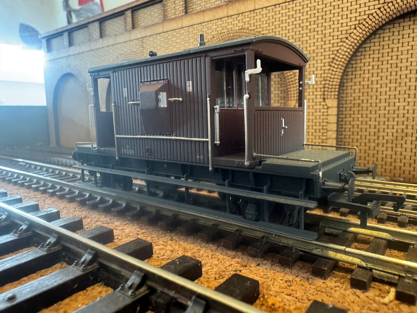 Bachmann 37-537D (OO) British Railways 20T Brake Van No.B952830 in weathered BR Bauxite. 