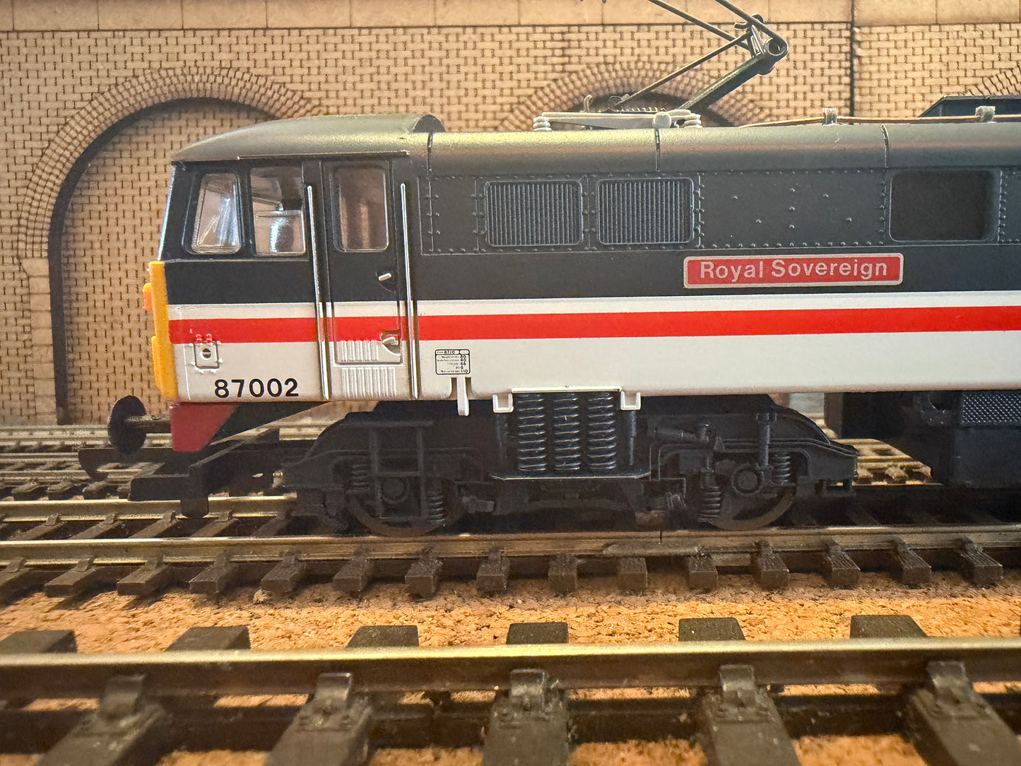 Lima 204810A6 (OO) British Rail Class 87/0 No.87002 “Royal Sovereign” in BR Intercity Swallow 