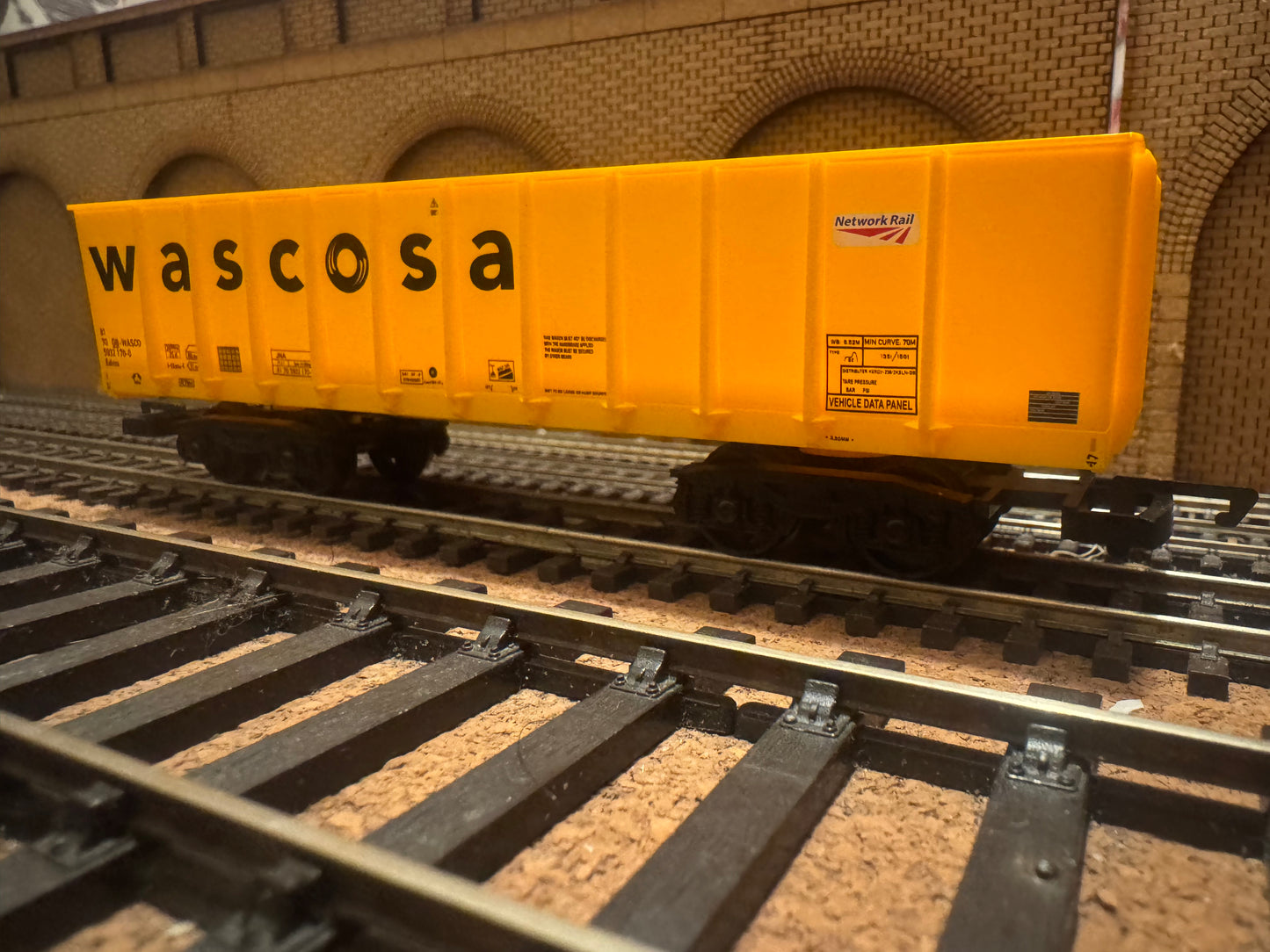 Hornby Railroad R60311 (OO) Wascosa JNA Bogie Tippler No.81 70 5932 170-0 in Wascosa / Network Rail Livery 