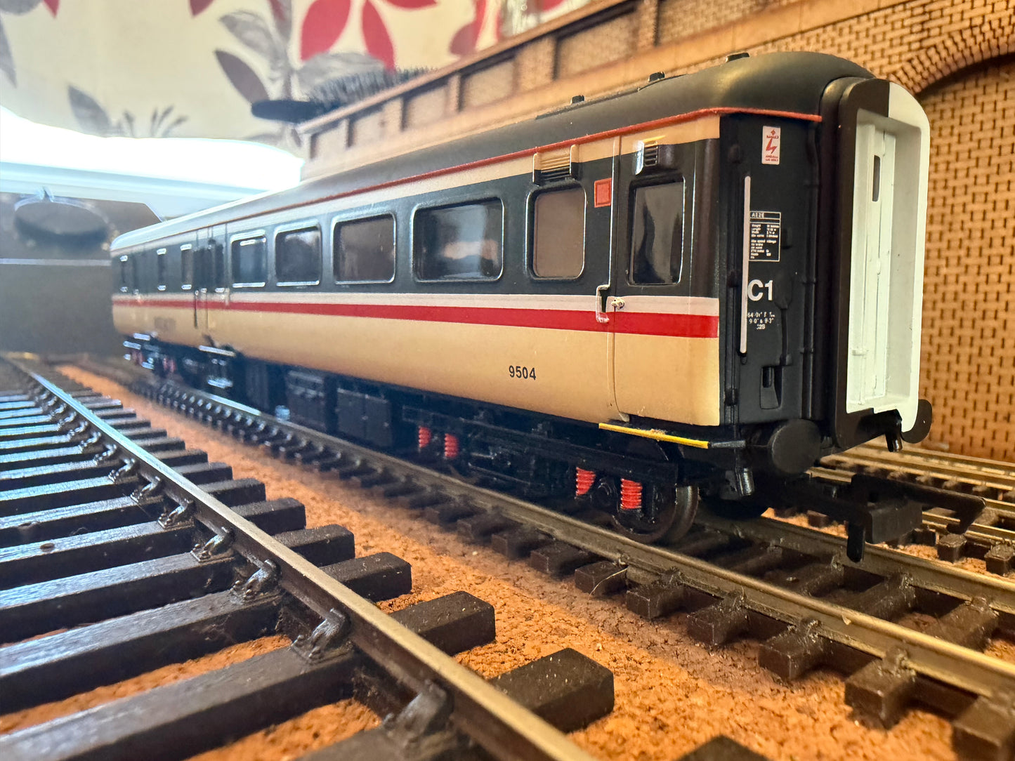 Hornby R4618 (OO) British Rail, MK2E Brake Standard Open No.9504 in Intercity Executive Livery.