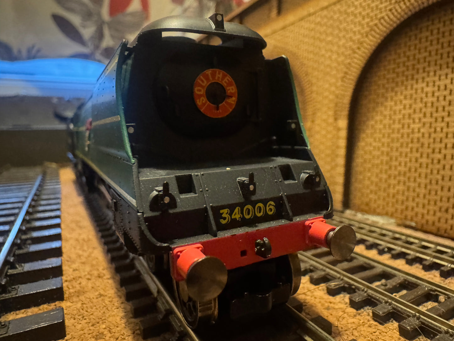 Hornby R2685 (OO) Ex SR ‘West Country’ No.34006 “Bude” with Ex LMS Tender in 1948 British Railways, Locomotive Exchange Trials, SR Green, BR Number and Black Tender. Special Edition No.1424 of 2008. DCC Ready. 