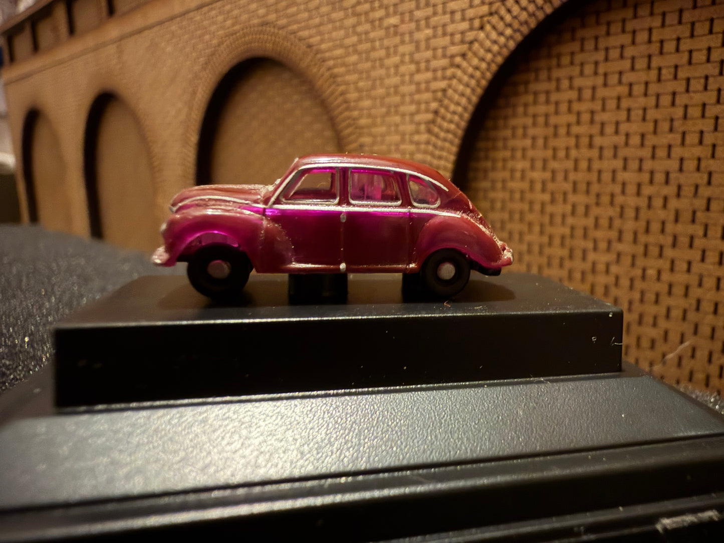 Oxford Diecast NJJ003 (N Gauge / 1:148) Jowett Javelin in Maroon 