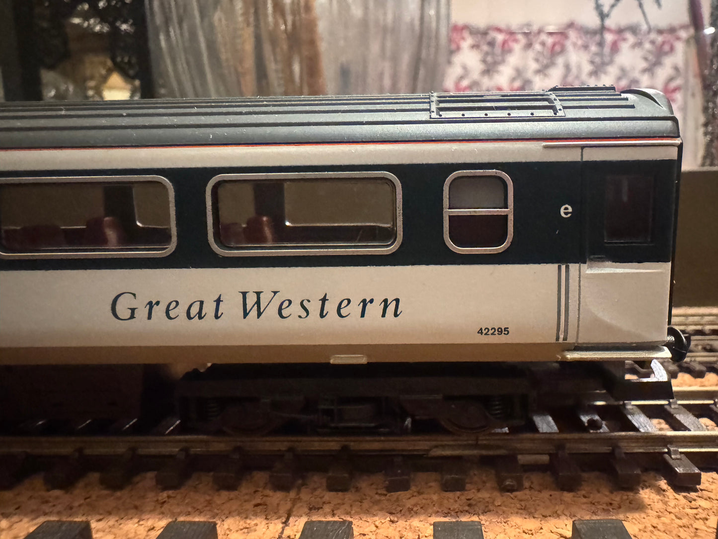 Lima (OO) Ex British Rail MK3s in Great Western ‘Merlin’ livery. Full Coaching Rake Bundle 